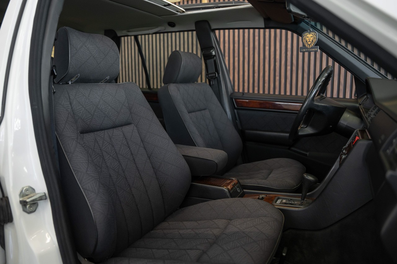 MERCEDES-BENZ E 220-image-18