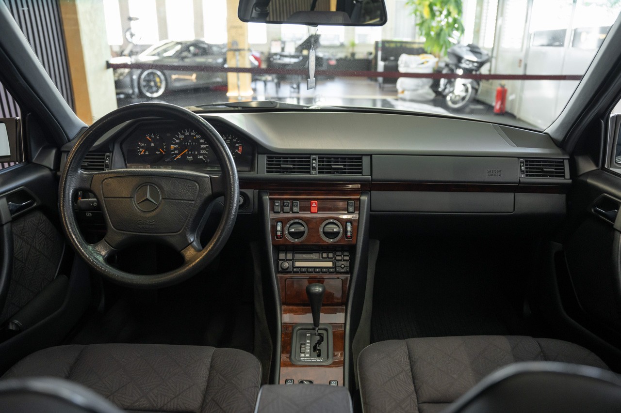 MERCEDES-BENZ E 220-image-13