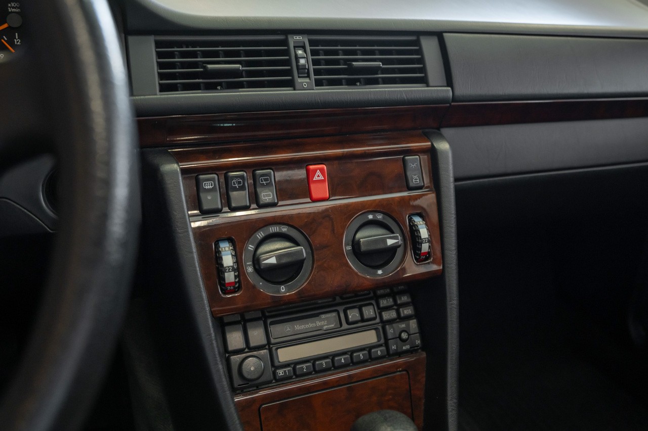 MERCEDES-BENZ E 220-image-23