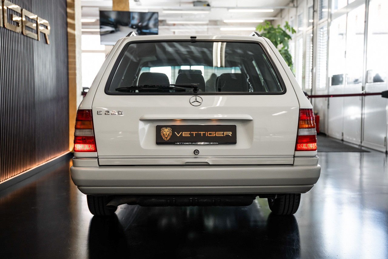 MERCEDES-BENZ E 220-image-4
