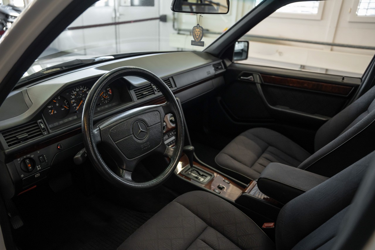 MERCEDES-BENZ E 220-image-14