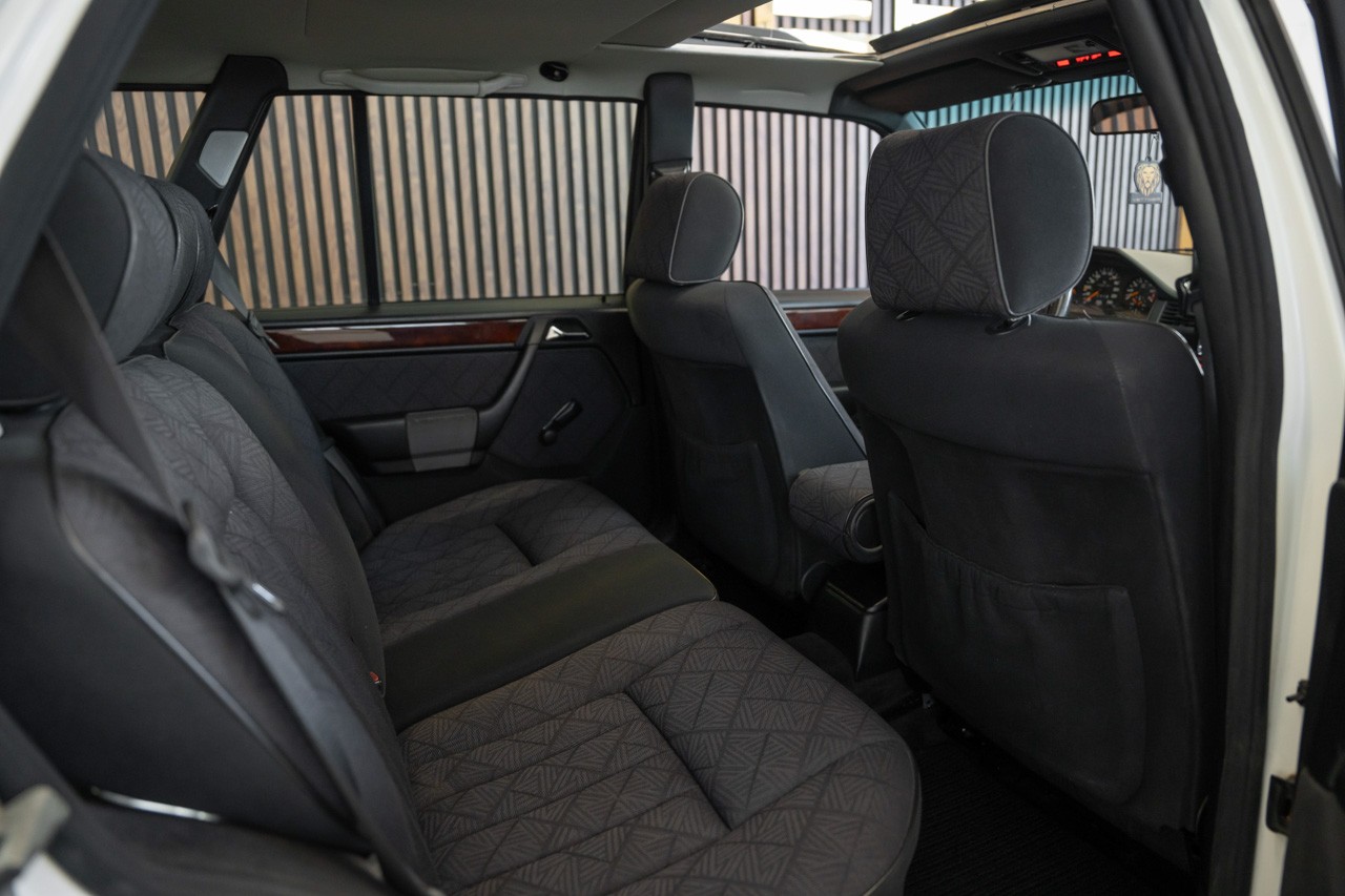 MERCEDES-BENZ E 220-image-21