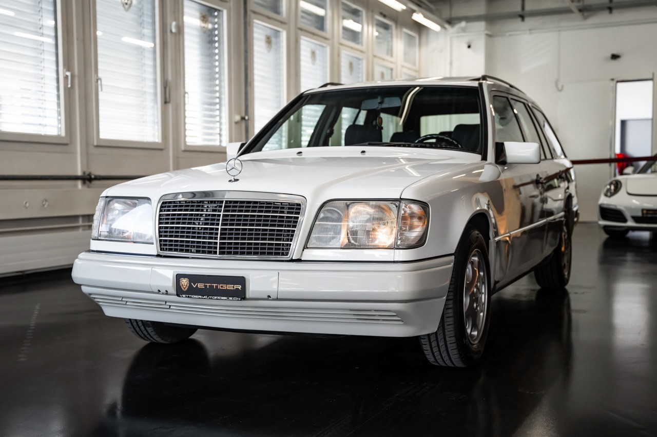 MERCEDES-BENZ E 220-image-2