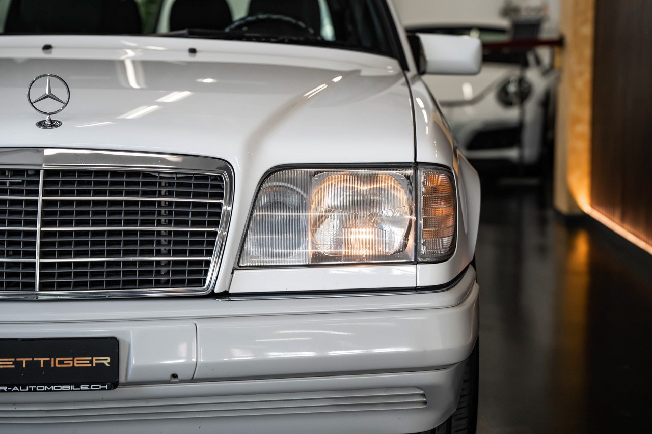 MERCEDES-BENZ E 220-image-8