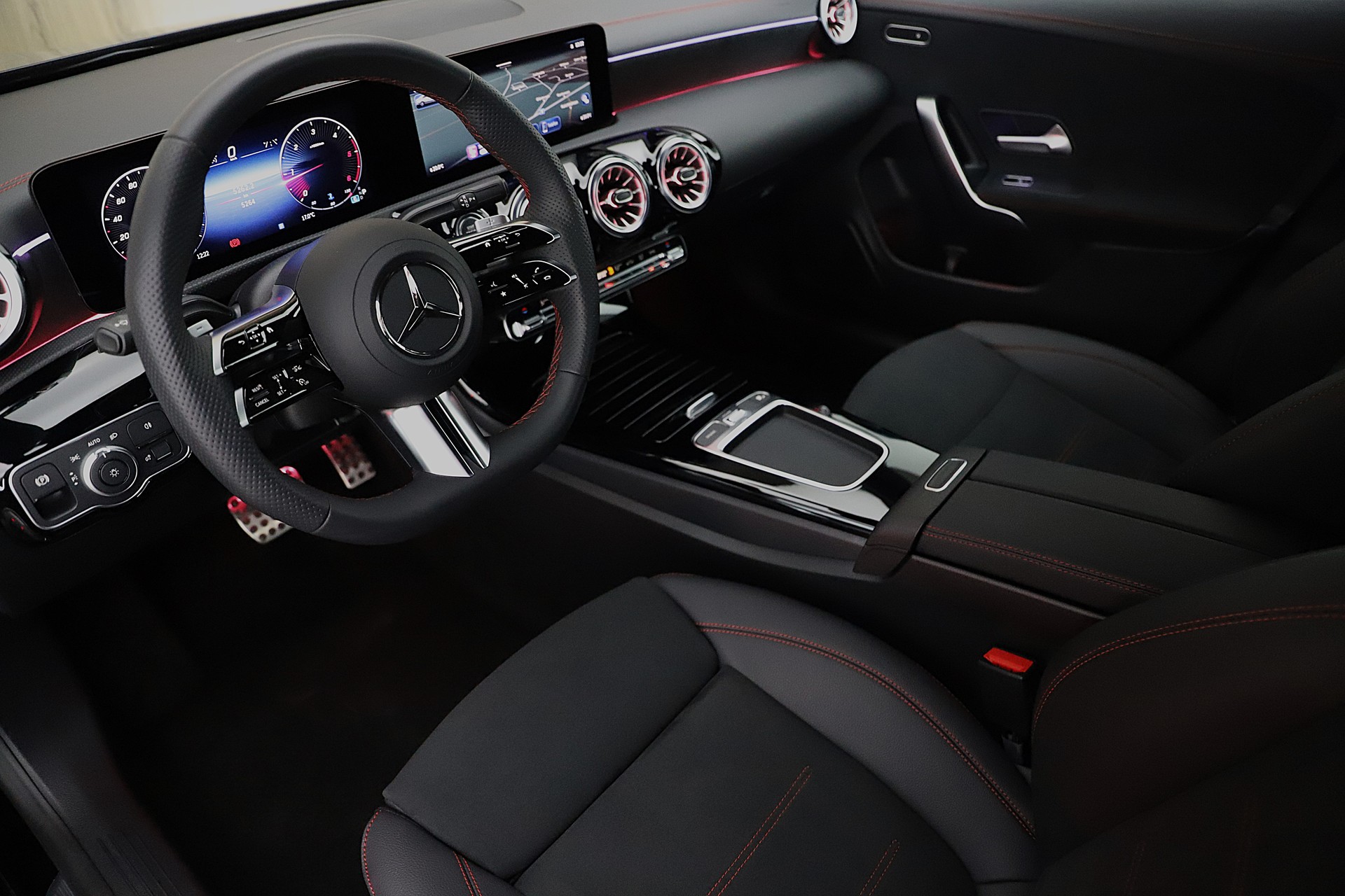 MERCEDES-BENZ CLA 200 d 7G-DCT AMG Line Night Edition und Advanced Plus-image-4