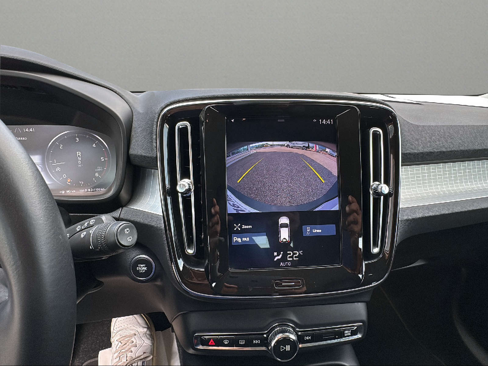VOLVO XC40 D3 AWD Momentum Geartronic-image-4