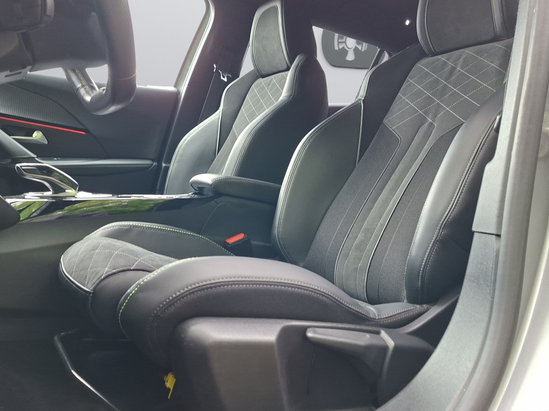 PEUGEOT 2008 1.2 PureTech GT Pack EAT8-image-9