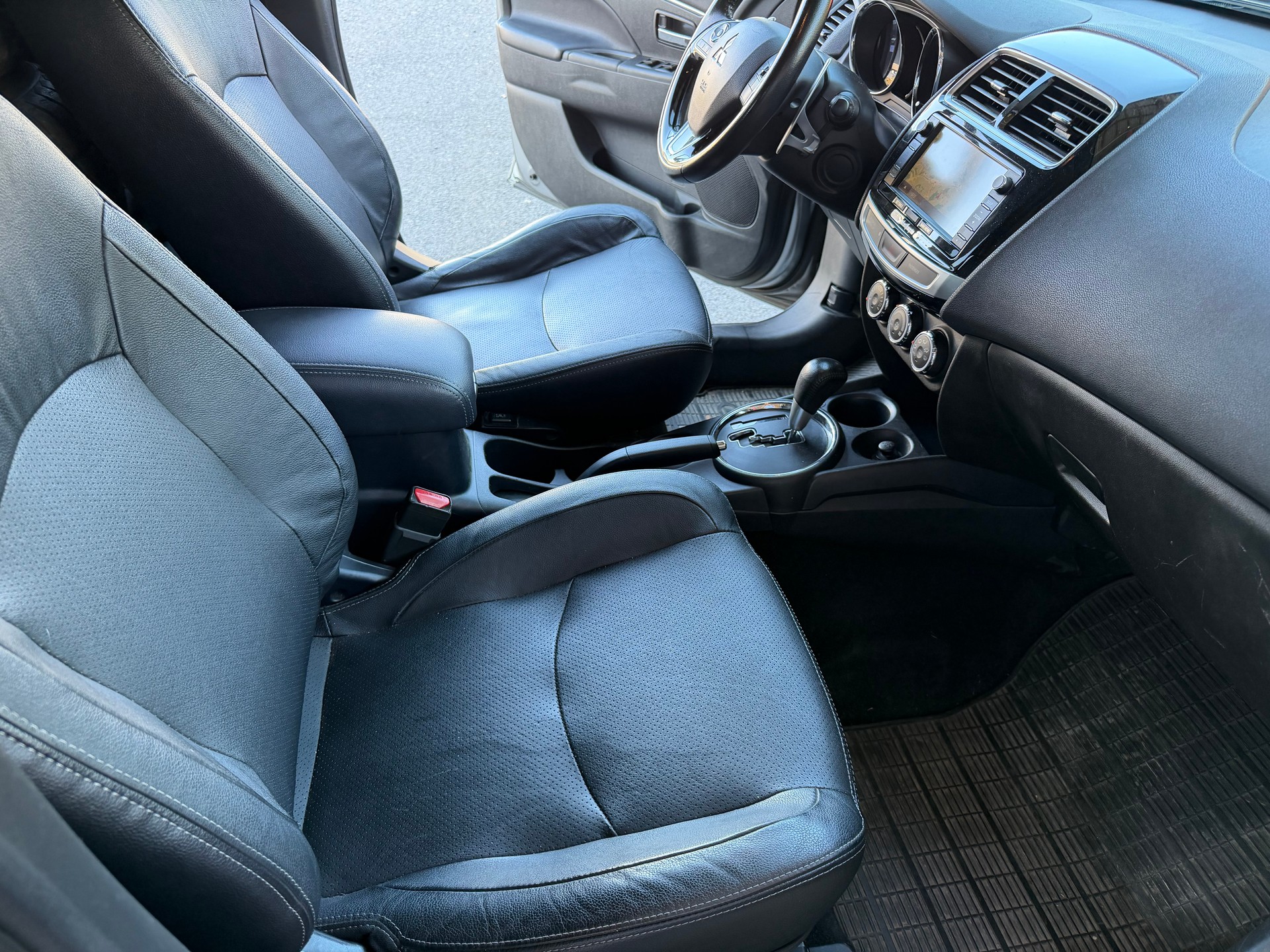 MITSUBISHI ASX 2.2 DID Diamond 4WD Automatic-image-6