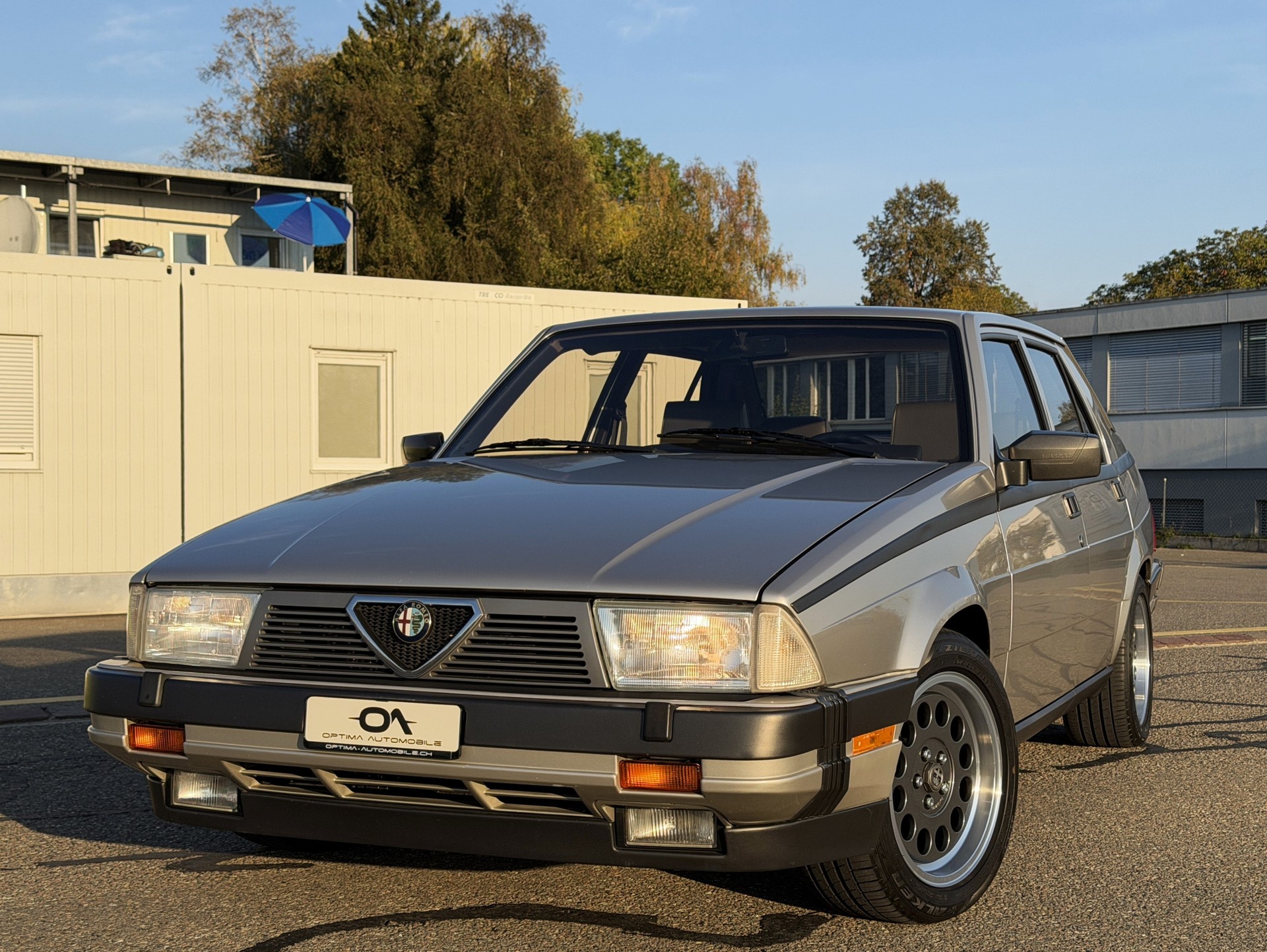 ALFA ROMEO (75) Milano USA "Quadrifoglio PLATINO" 2.5 V6 - *EXTREM SELTENES SAMMLERSTÜCK* - *VOLLAUSSTATTUNG* - *VETERAN-MFK BIS 2031*-image-1