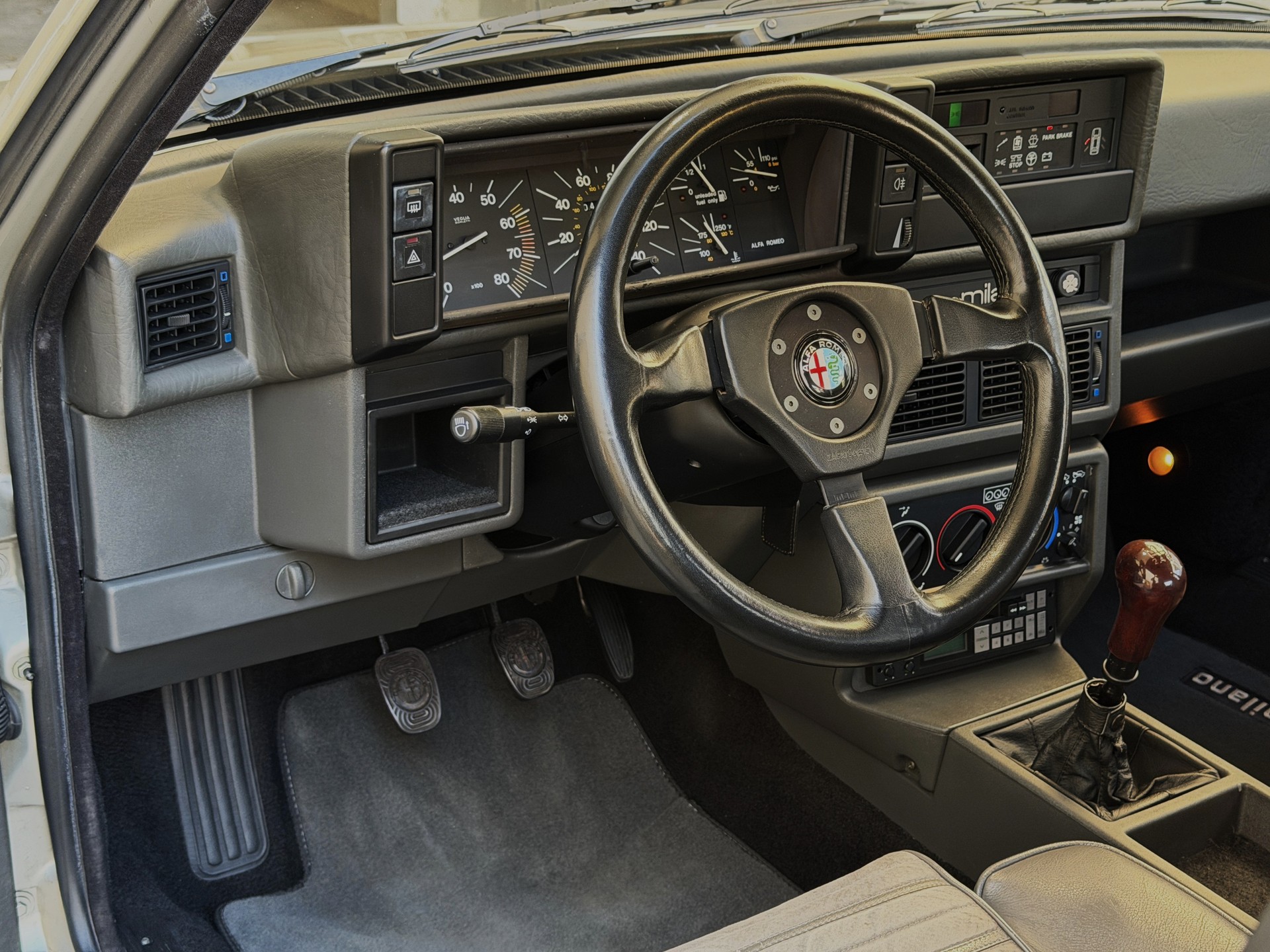 ALFA ROMEO (75) Milano USA "Quadrifoglio PLATINO" 2.5 V6 - *EXTREM SELTENES SAMMLERSTÜCK* - *VOLLAUSSTATTUNG* - *VETERAN-MFK BIS 2031*-image-13