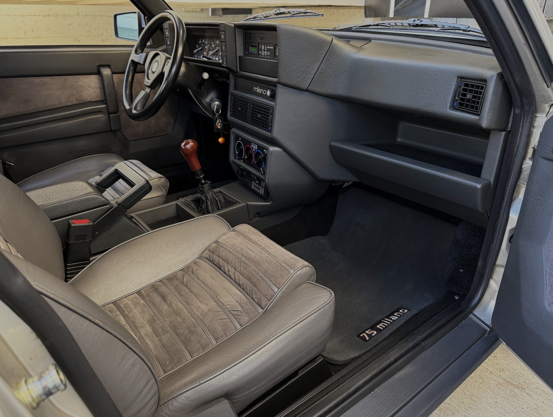 ALFA ROMEO (75) Milano USA "Quadrifoglio PLATINO" 2.5 V6 - *EXTREM SELTENES SAMMLERSTÜCK* - *VOLLAUSSTATTUNG* - *VETERAN-MFK BIS 2031*-image-15