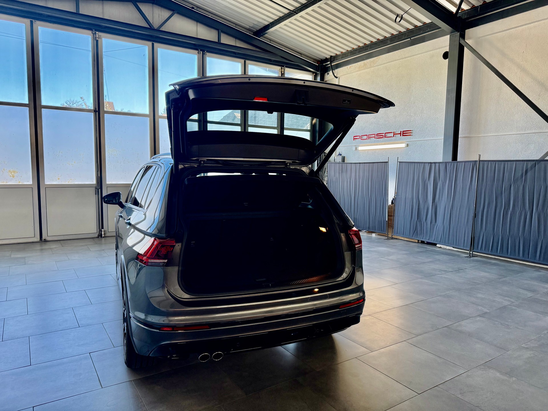 VW Tiguan 2.0TSI Highline 4Motion DSG R-Line-image-5