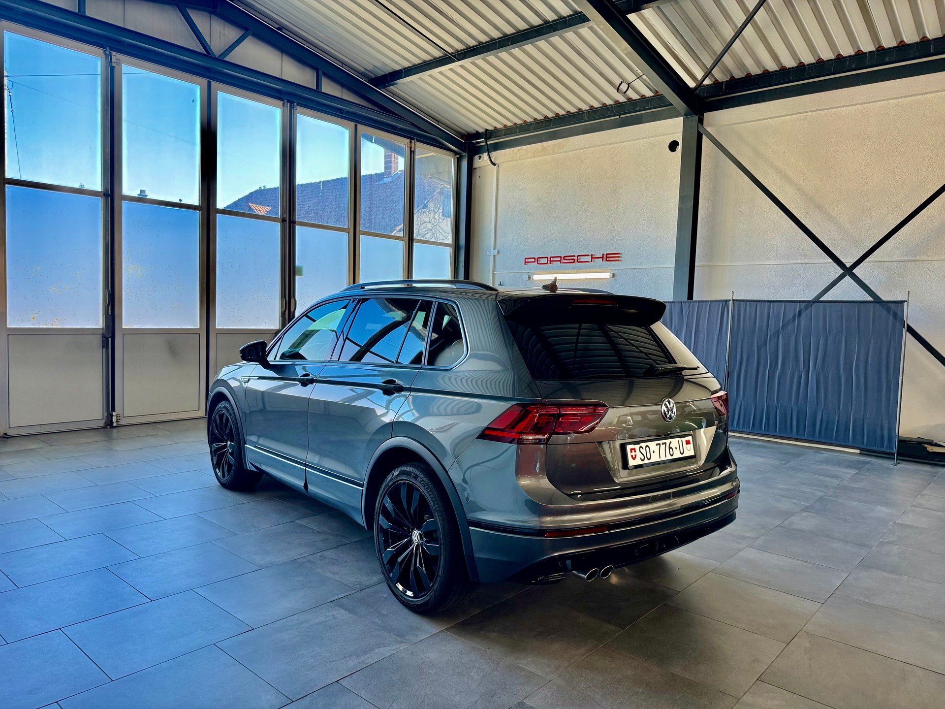 VW Tiguan 2.0TSI Highline 4Motion DSG R-Line-image-3