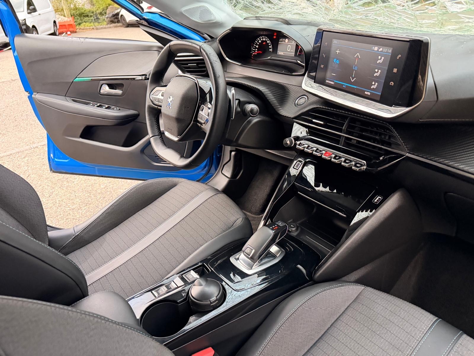 PEUGEOT 208 1.2 PureTech Allure EAT8-image-14