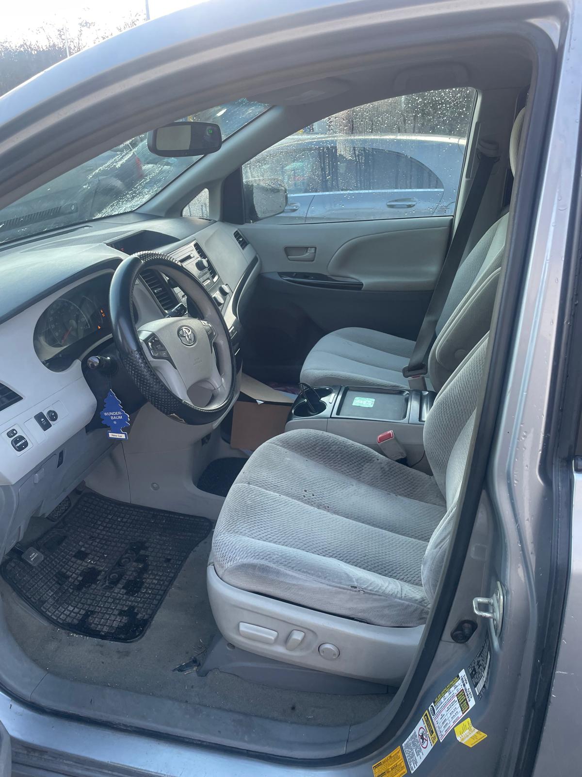 TOYOTA Sienna-image-10