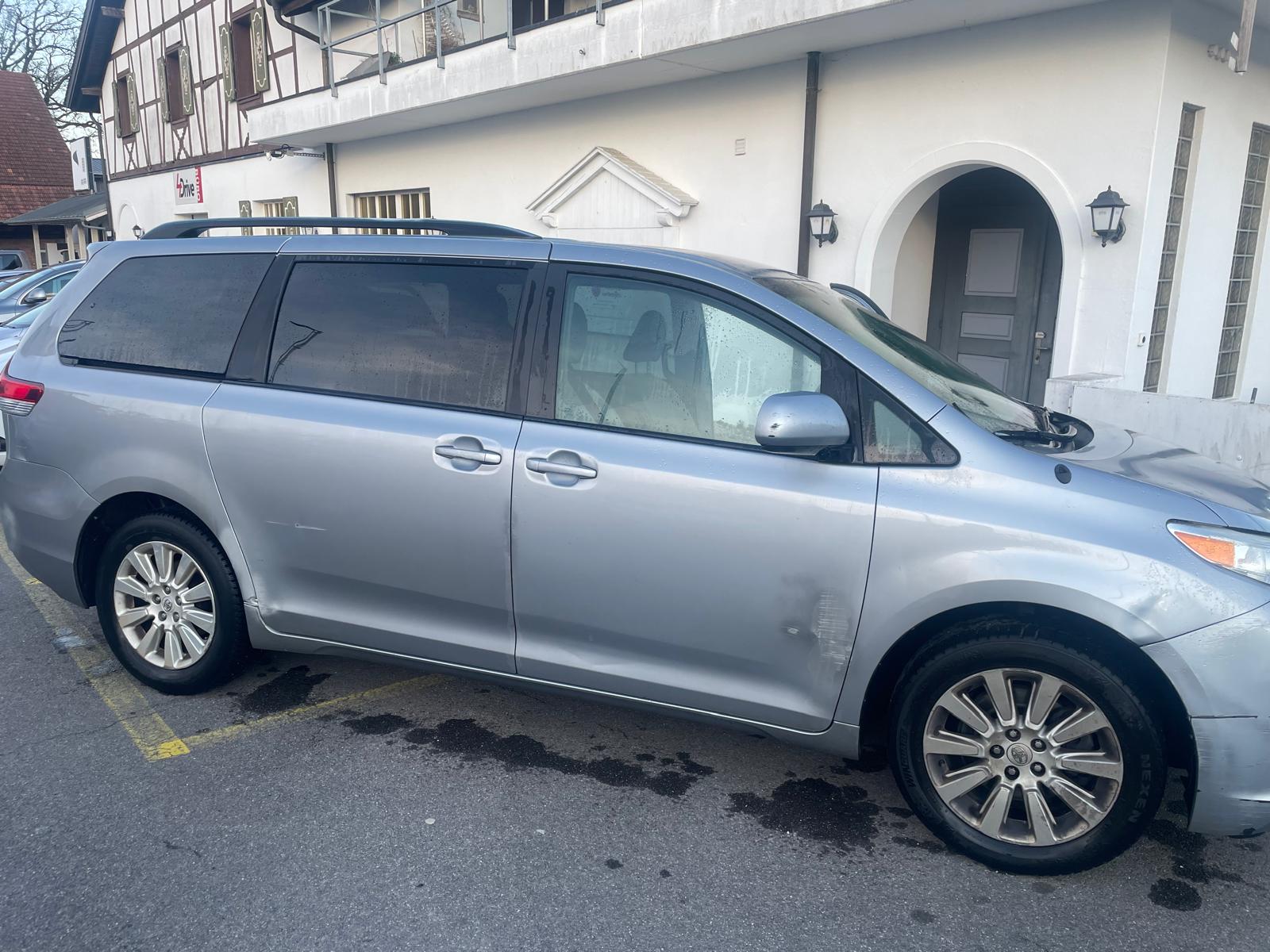 TOYOTA Sienna-image-6