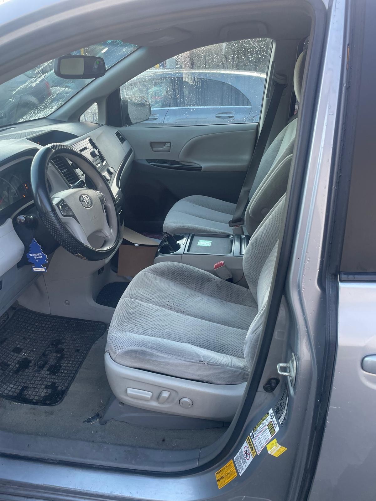TOYOTA Sienna-image-3