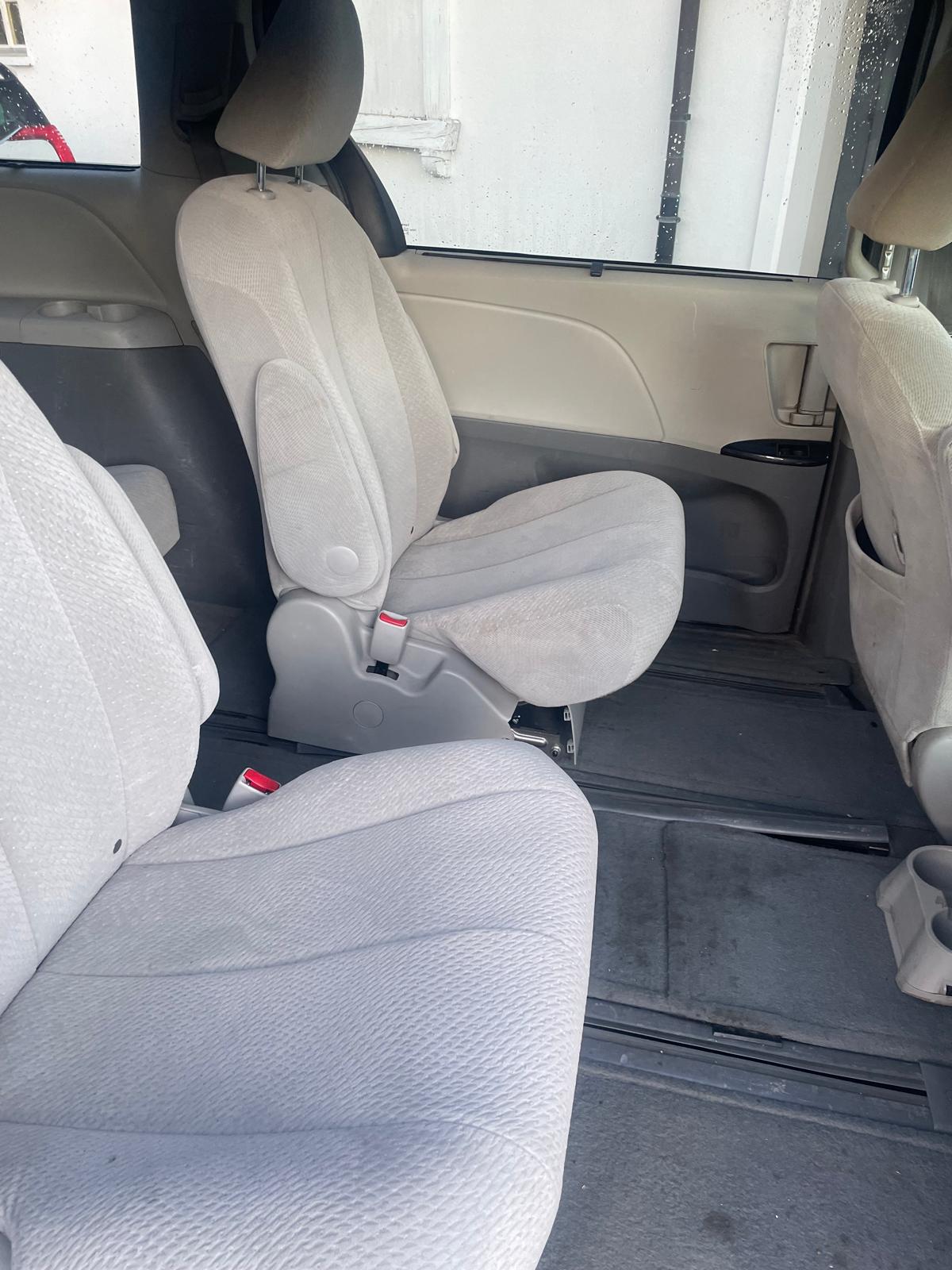 TOYOTA Sienna-image-15