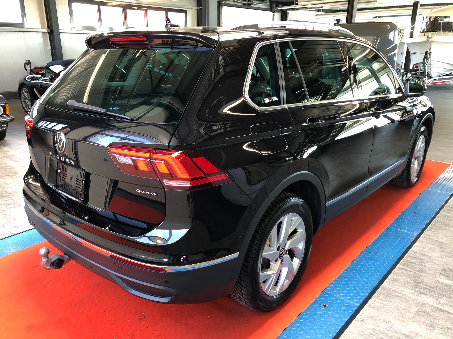 VW Tiguan 2.0 TDI SCR Life 4Motion DSG-image-9