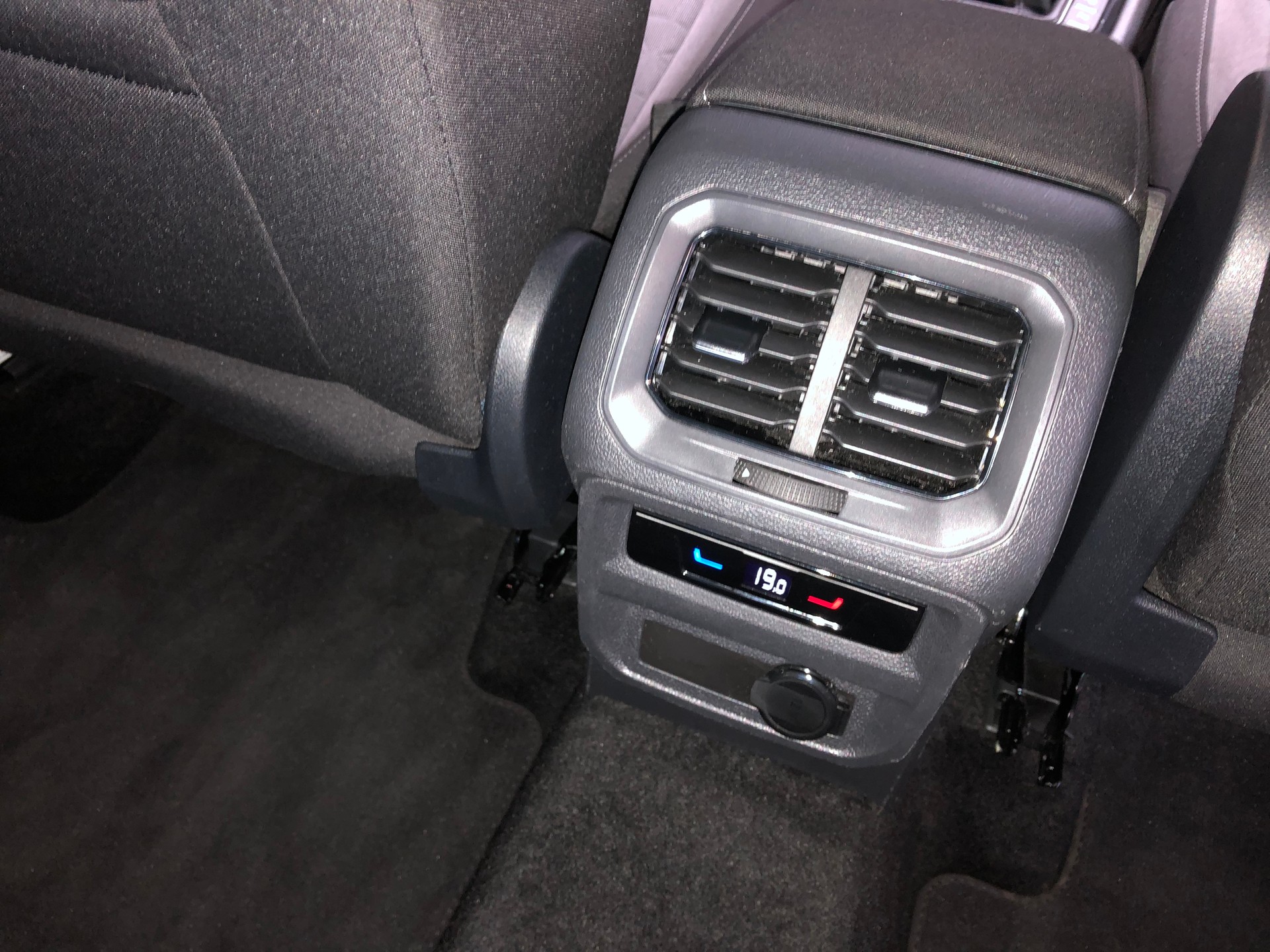 VW Tiguan 2.0 TDI SCR Life 4Motion DSG-image-15