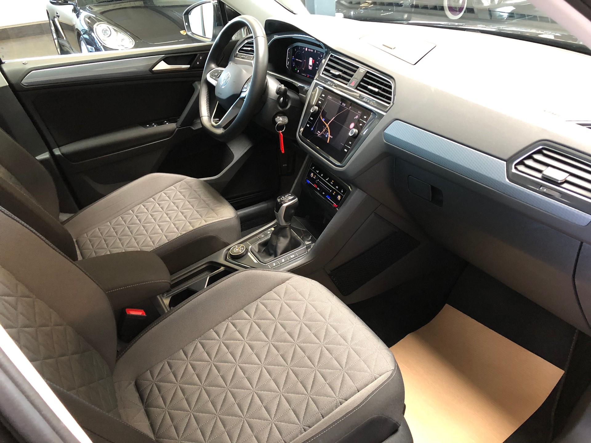 VW Tiguan 2.0 TDI SCR Life 4Motion DSG-image-11