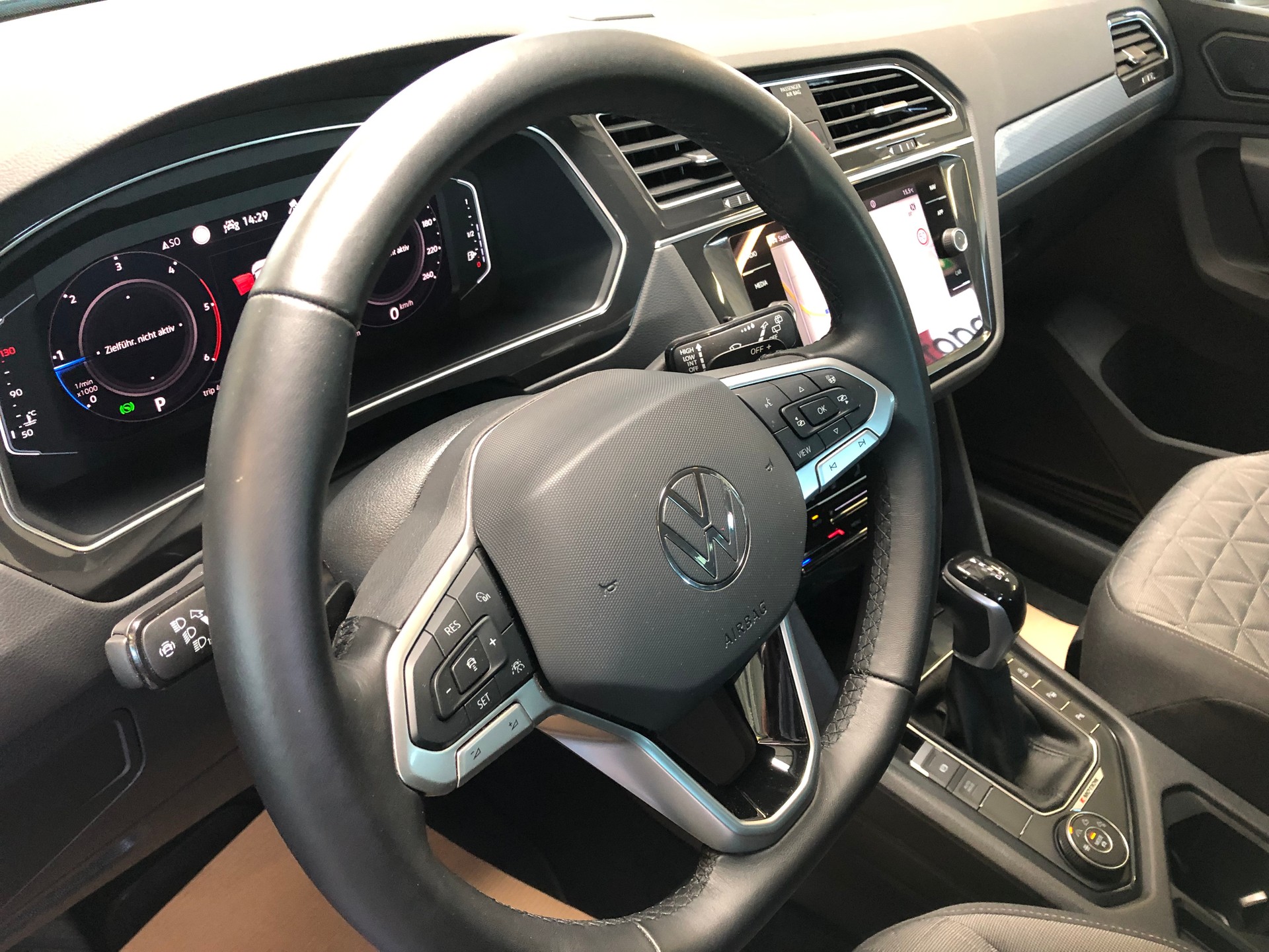 VW Tiguan 2.0 TDI SCR Life 4Motion DSG-image-23
