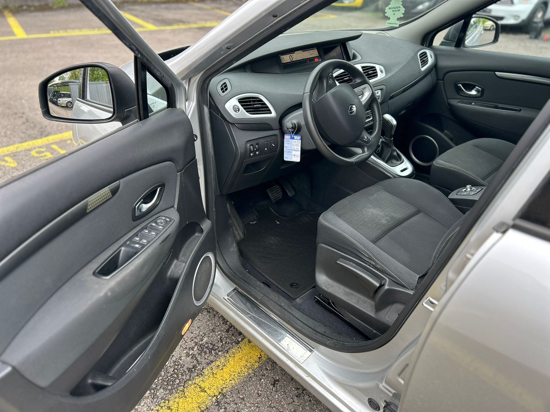 RENAULT Grand Scénic 2.0 dCi Privilège Automatic-image-9