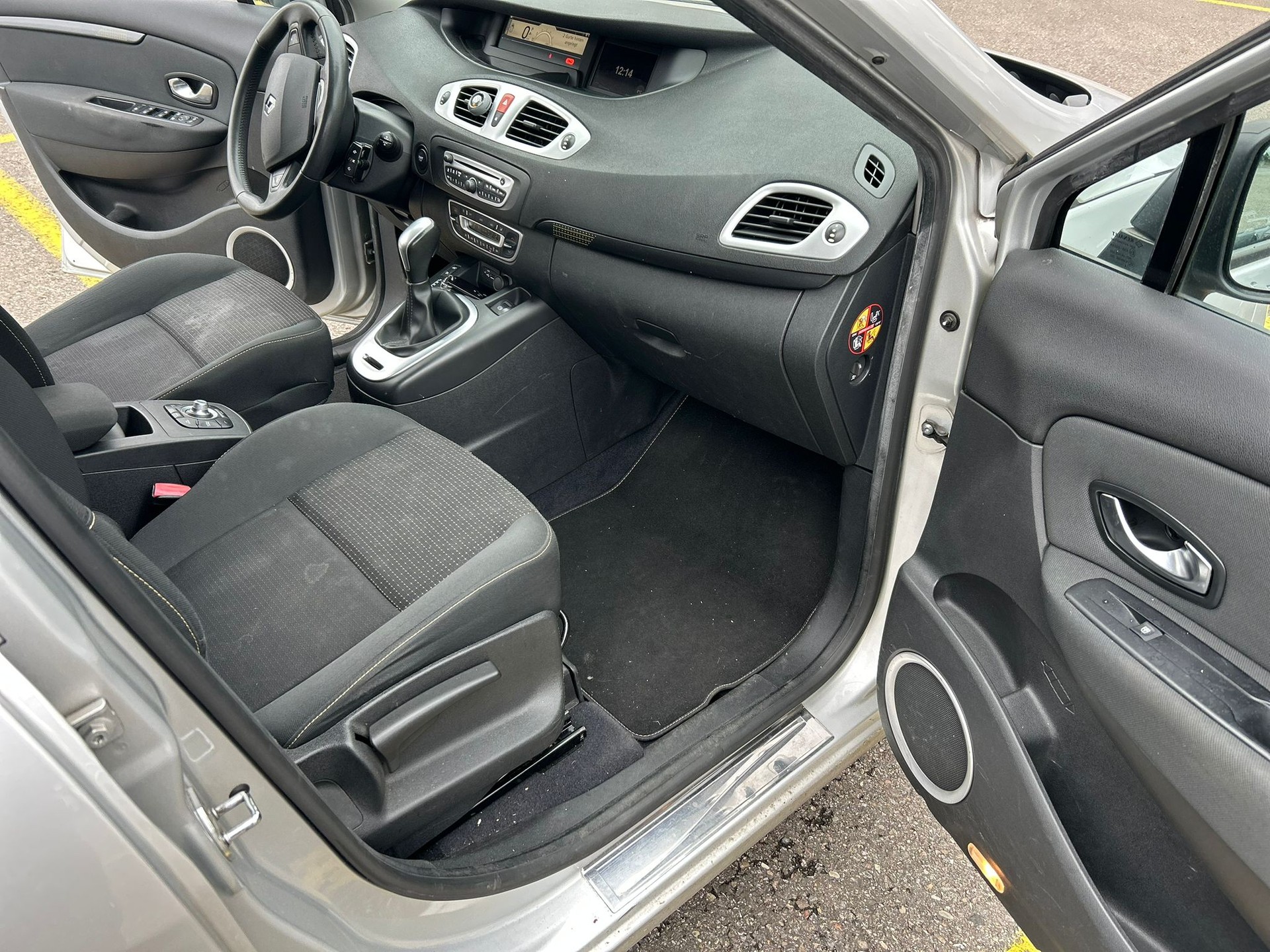 RENAULT Grand Scénic 2.0 dCi Privilège Automatic-image-12