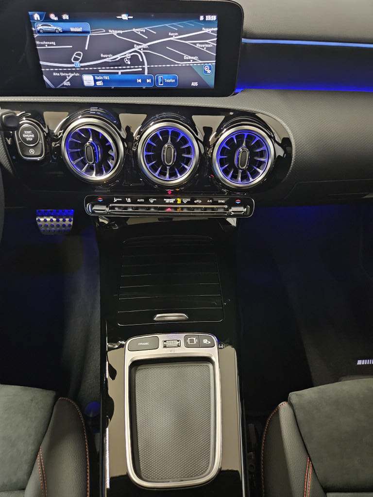 MERCEDES-BENZ A 250 4Matic AMG Line-image-11