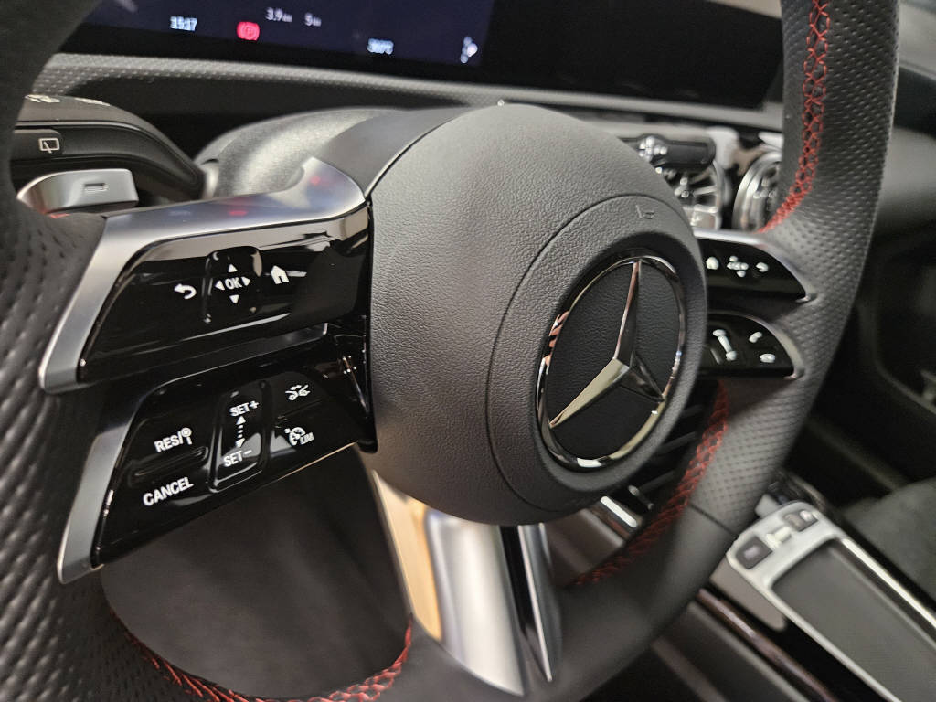 MERCEDES-BENZ A 250 4Matic AMG Line-image-6