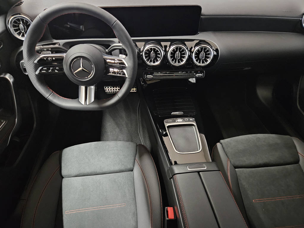 MERCEDES-BENZ A 250 4Matic AMG Line-image-5