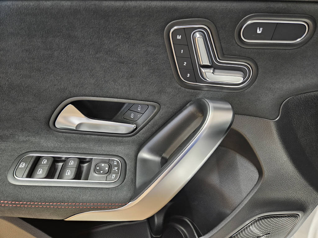 MERCEDES-BENZ A 250 4Matic AMG Line-image-9