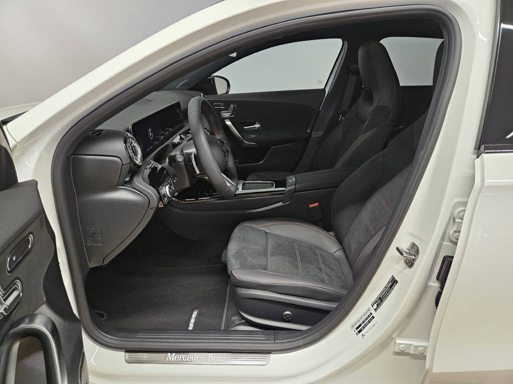 MERCEDES-BENZ A 250 4Matic AMG Line-image-4