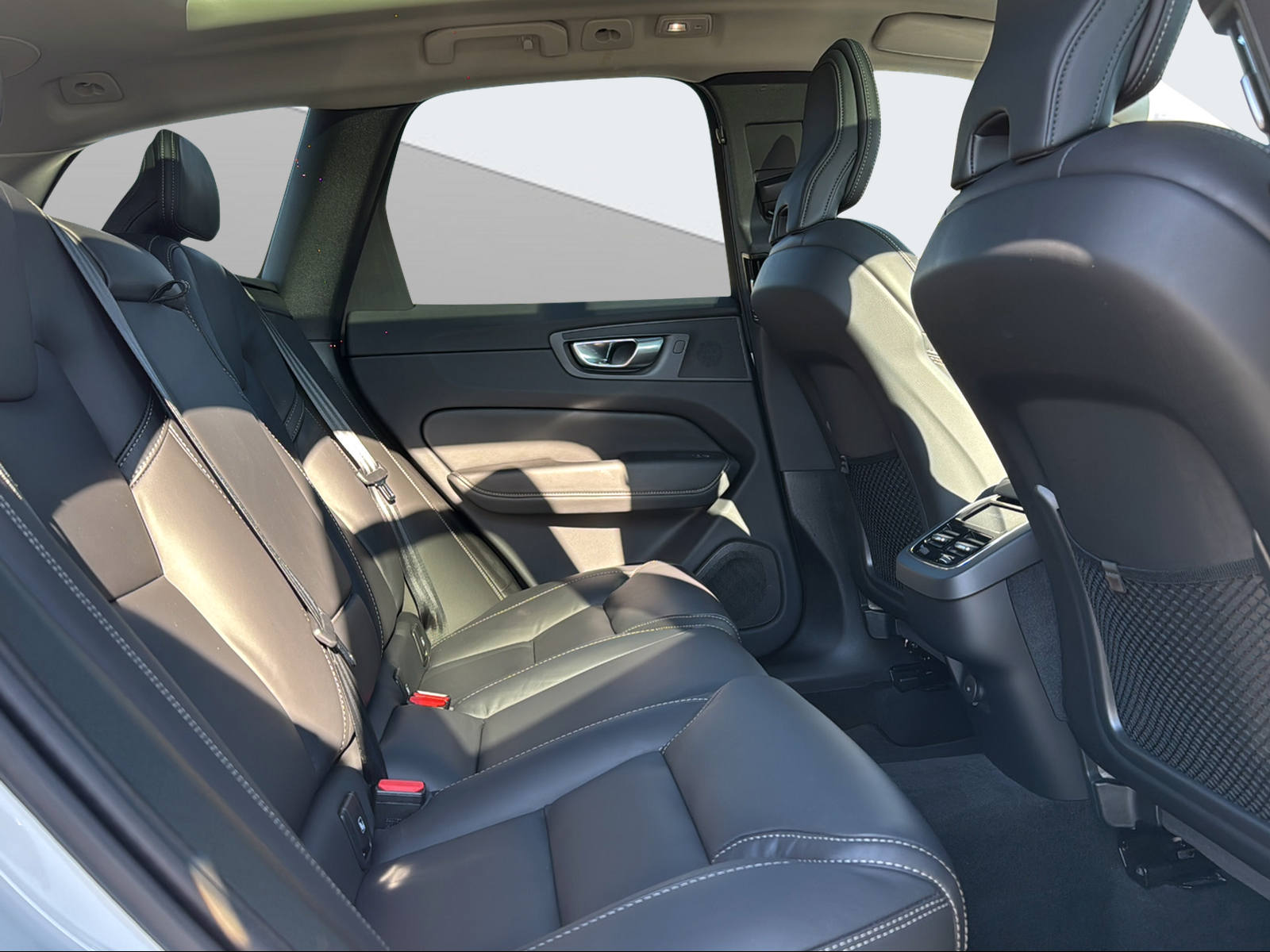 VOLVO XC60 2.0 B4 MH Ultimate Dark AWD-image-10