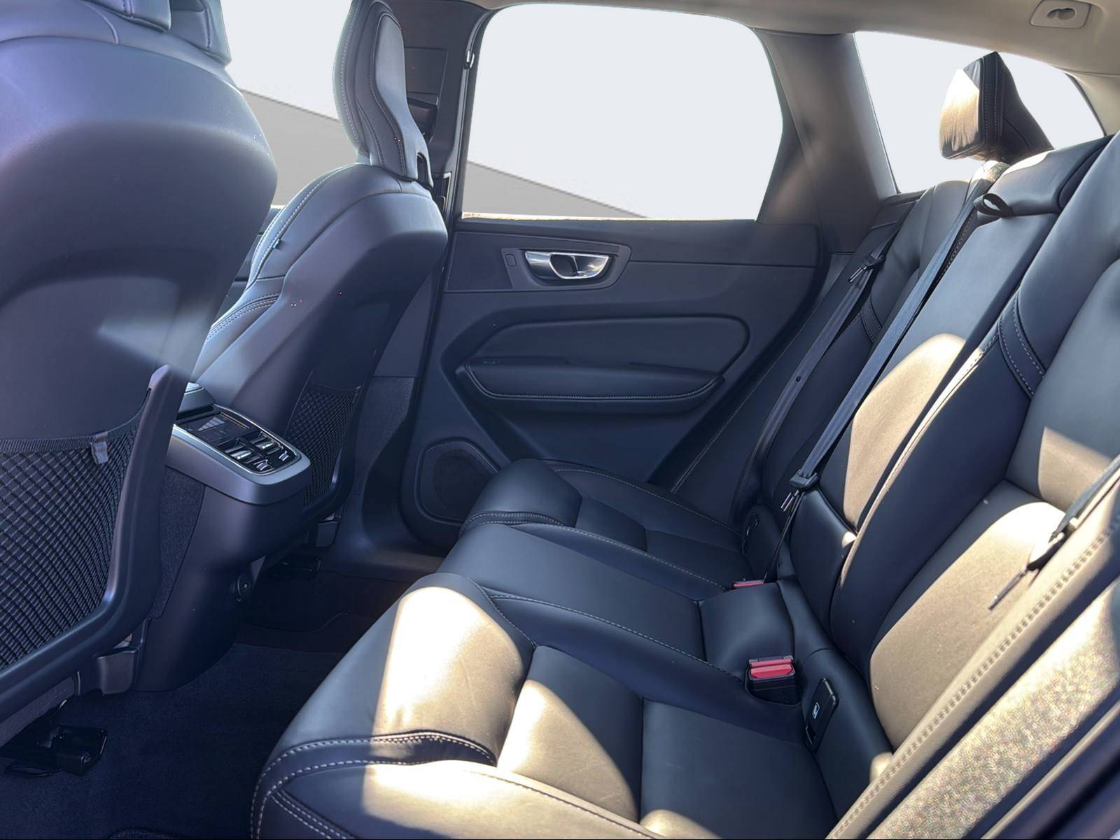 VOLVO XC60 2.0 B4 MH Ultimate Dark AWD-image-13
