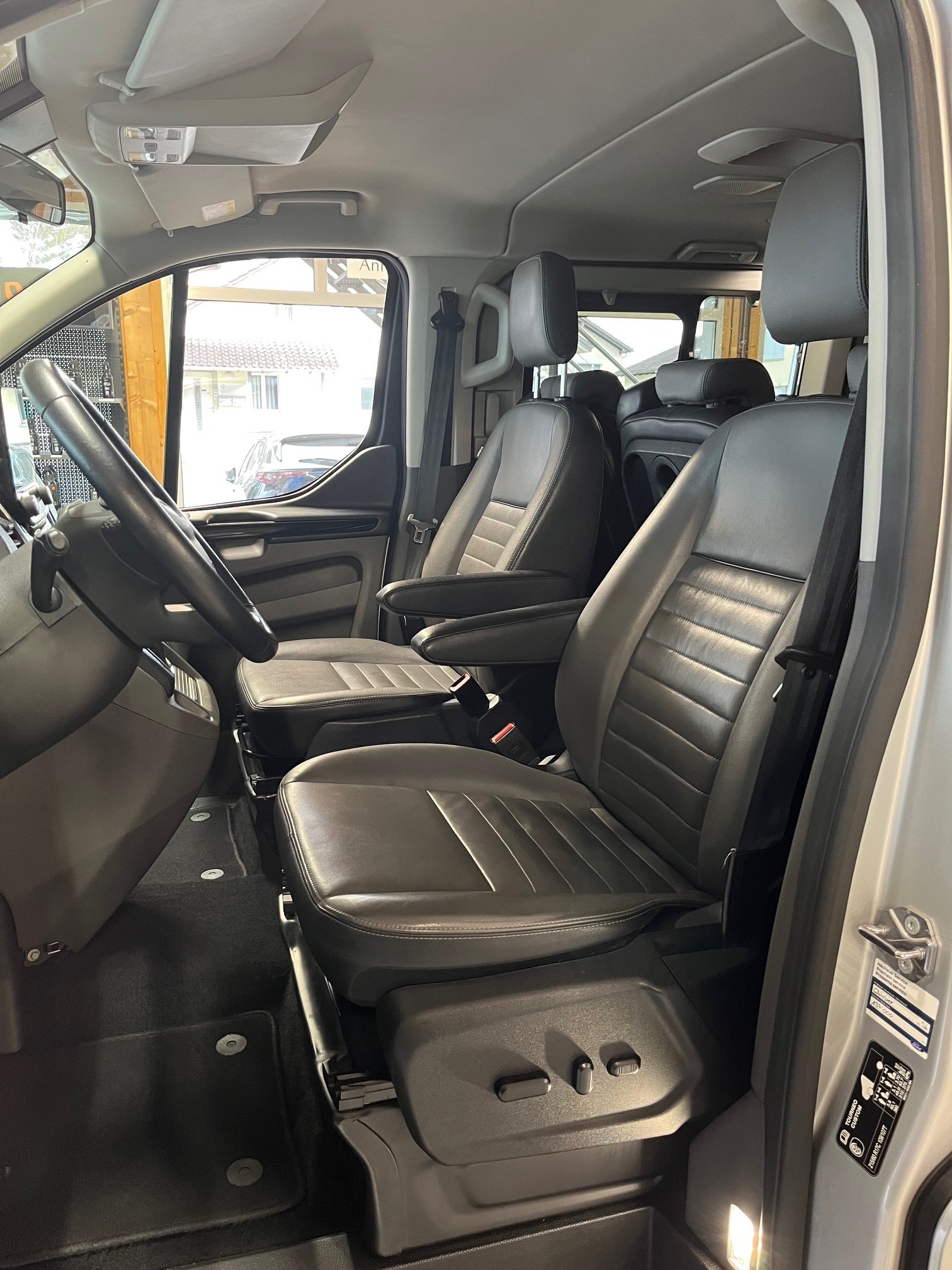 FORD Tourneo Custom 320 L1H1 Titanium A-image-6