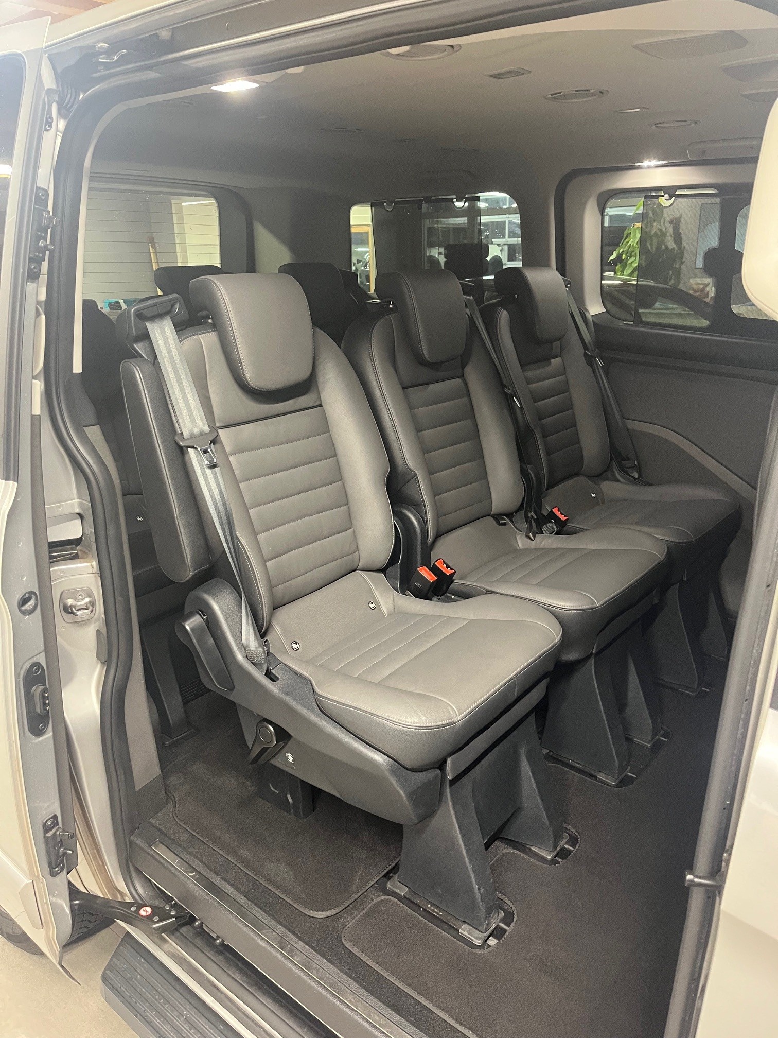 FORD Tourneo Custom 320 L1H1 Titanium A-image-8
