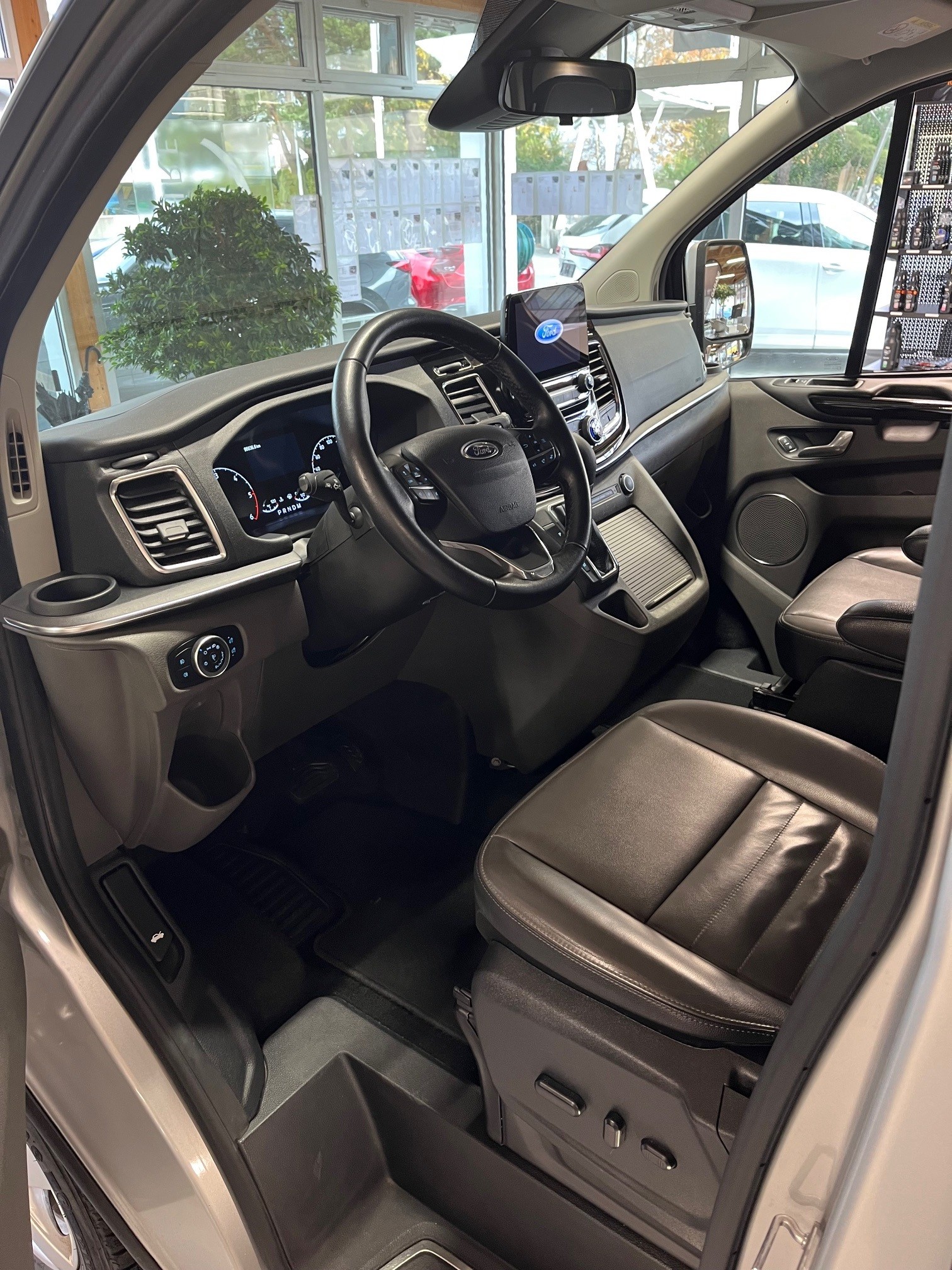 FORD Tourneo Custom 320 L1H1 Titanium A-image-7