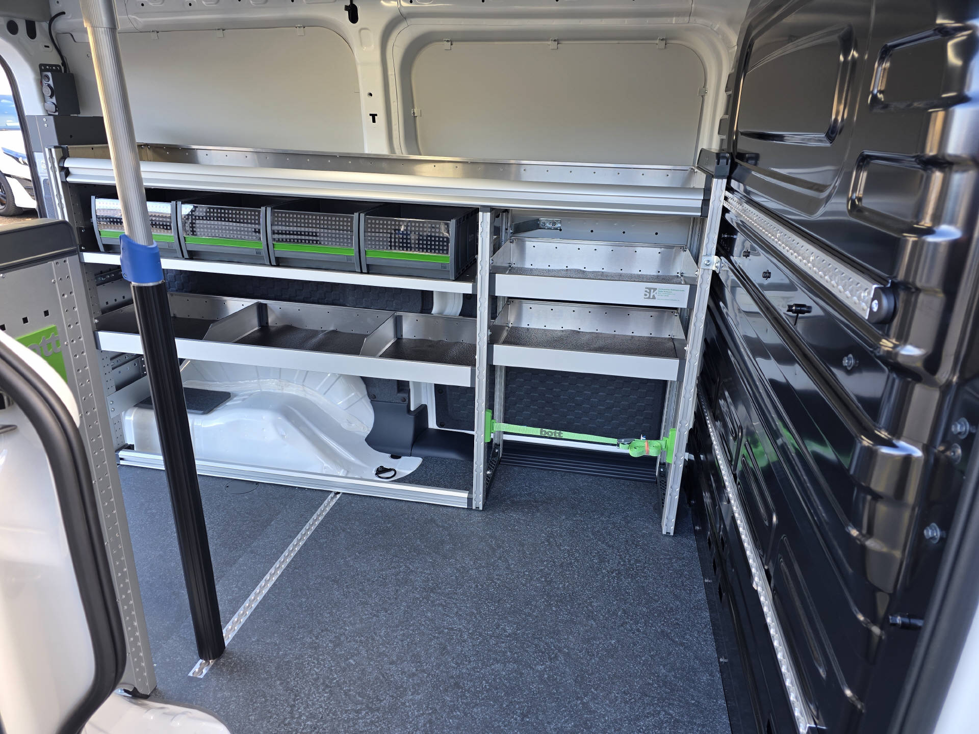 KIA PV5 Cargo 51.5 kWh Essential mit Bott Innenausbau-image-10