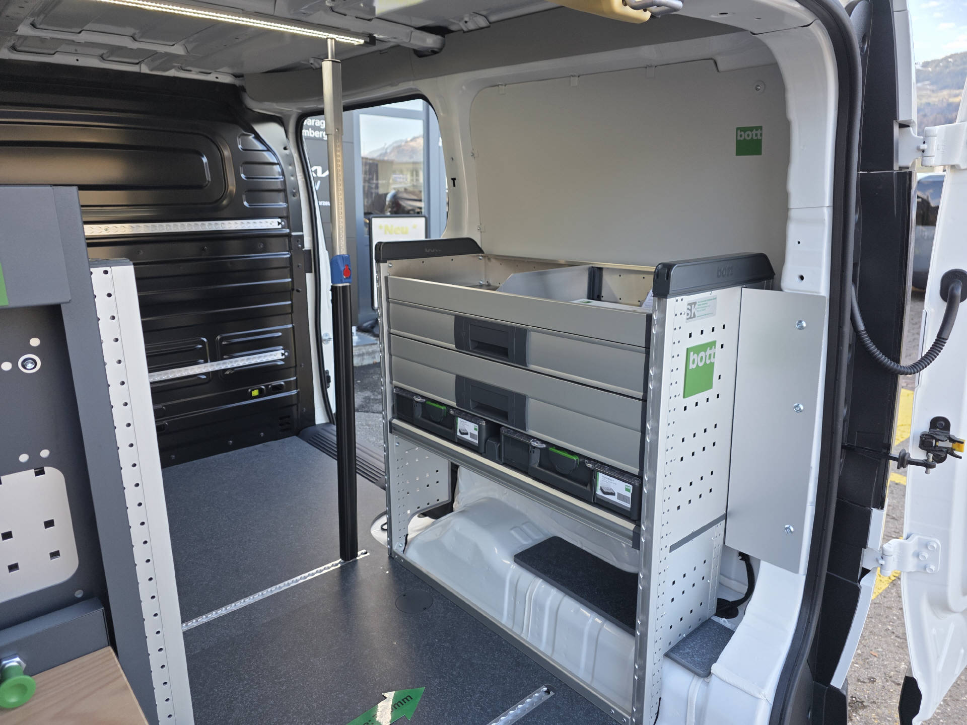 KIA PV5 Cargo 51.5 kWh Essential mit Bott Innenausbau-image-7