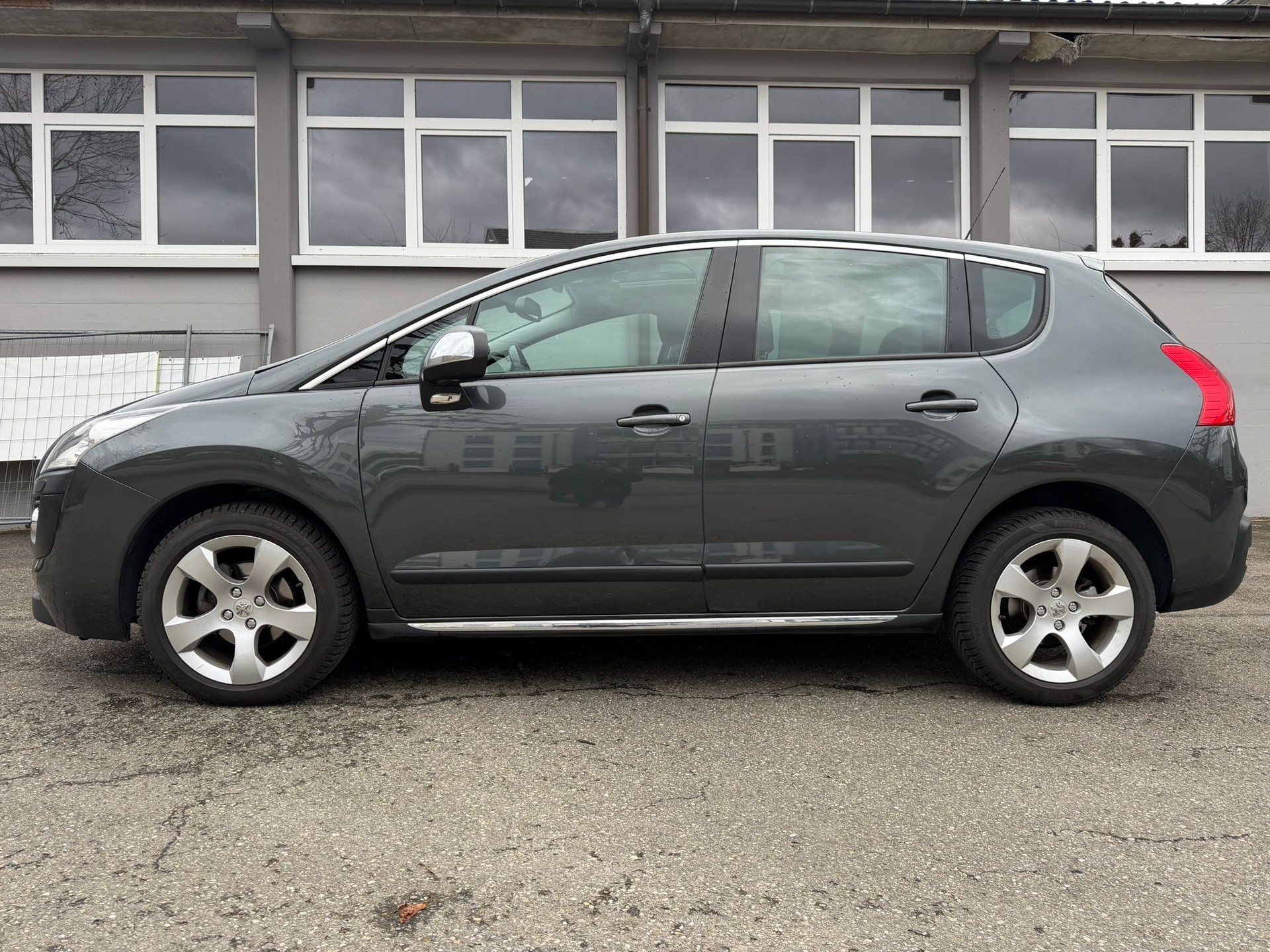PEUGEOT 3008 1.6 HDI Sport Pack EGS6-image-13