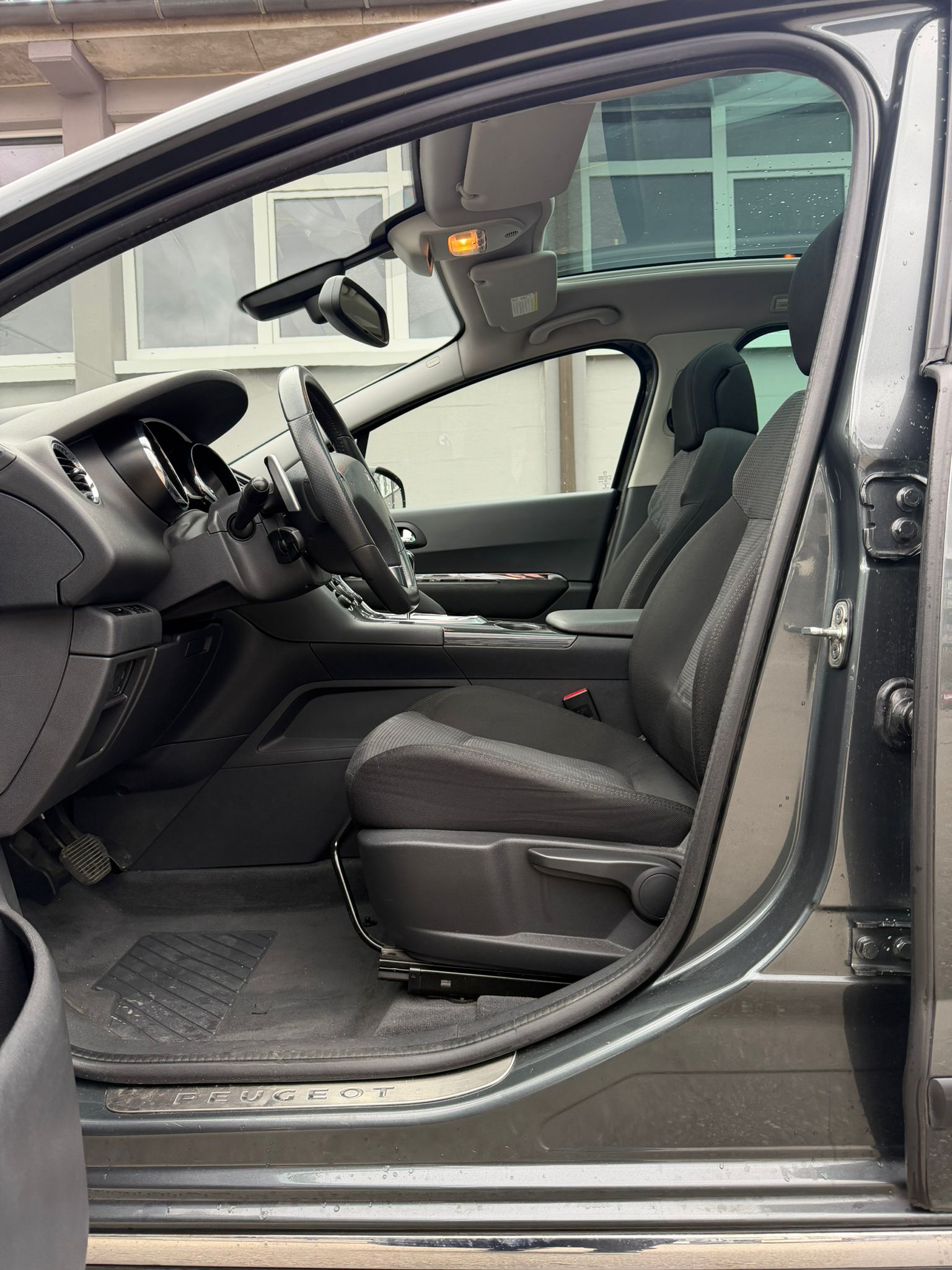 PEUGEOT 3008 1.6 HDI Sport Pack EGS6-image-8