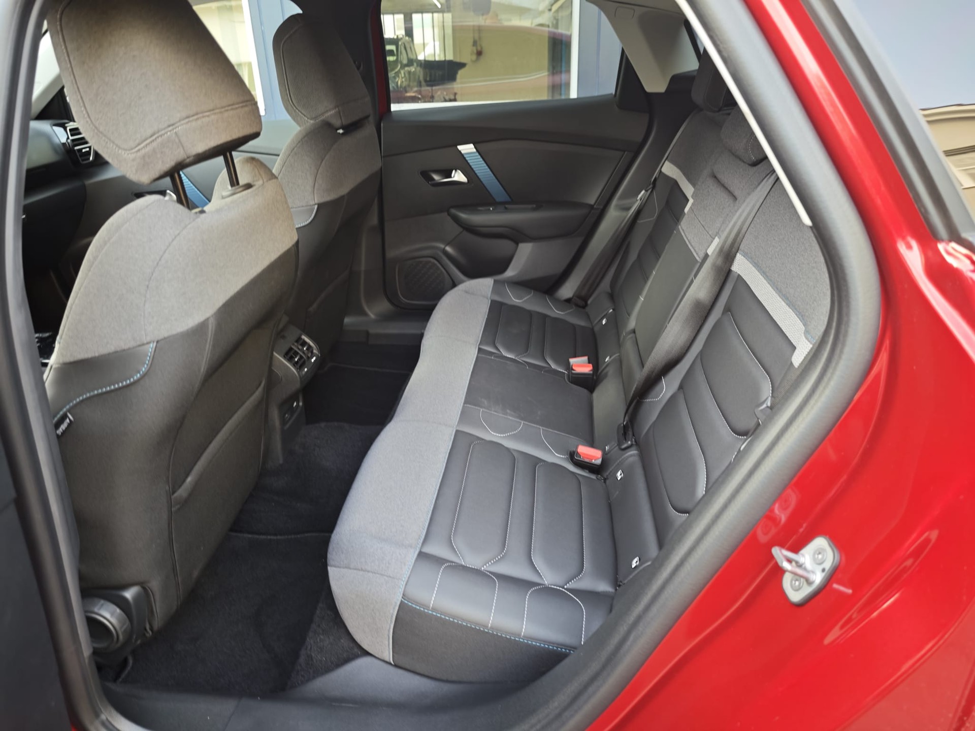 CITROEN C4 Electric Shine-image-4
