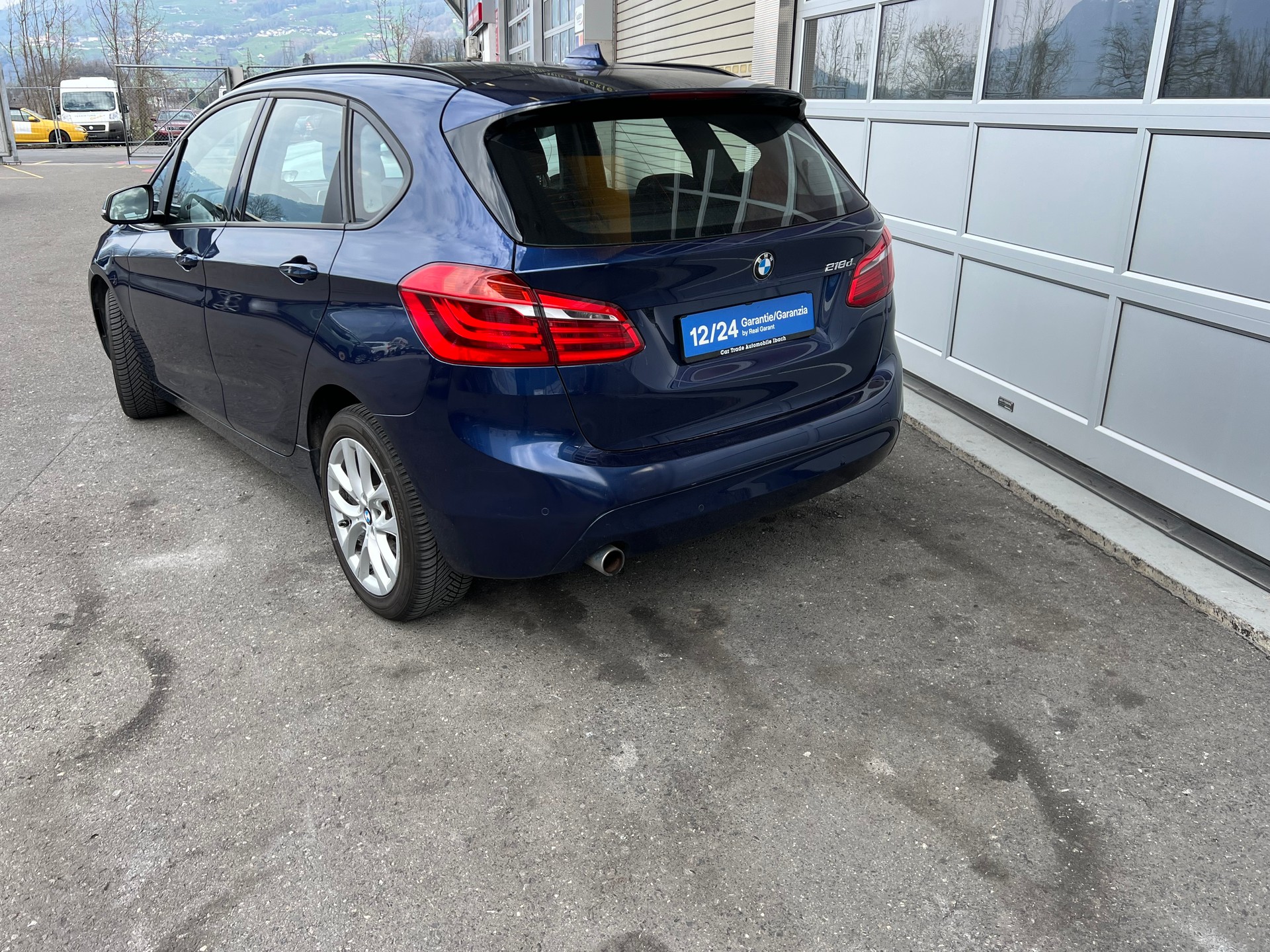 BMW 218d Active Tourer Sport Automatik ** Klima * Navigation * Tempomat * 8 fachbereift * frisch ab MFK * 1 Jahr Garantie möglich **-image-4