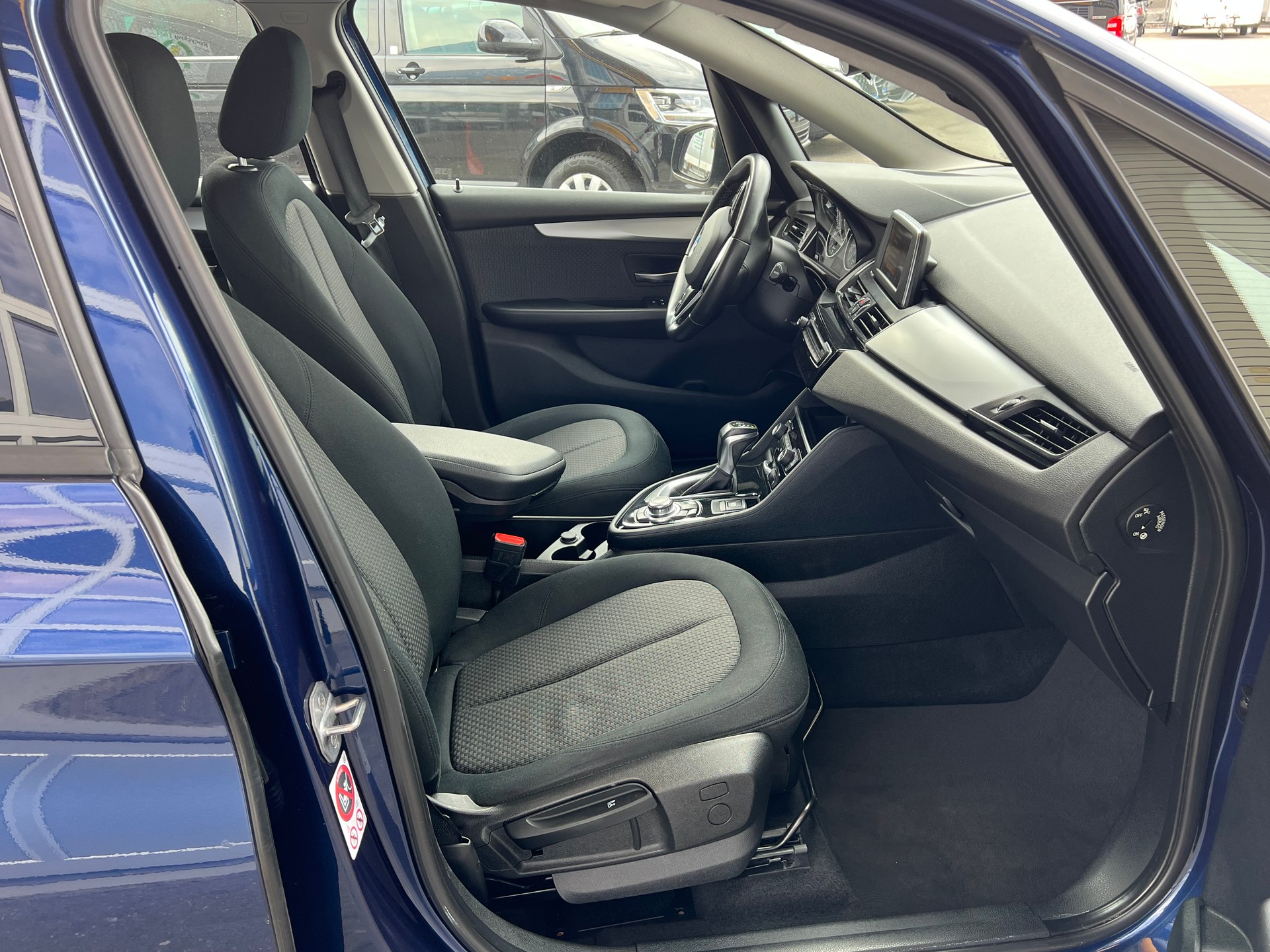 BMW 218d Active Tourer Sport Automatik ** Klima * Navigation * Tempomat * 8 fachbereift * frisch ab MFK * 1 Jahr Garantie möglich **-image-12