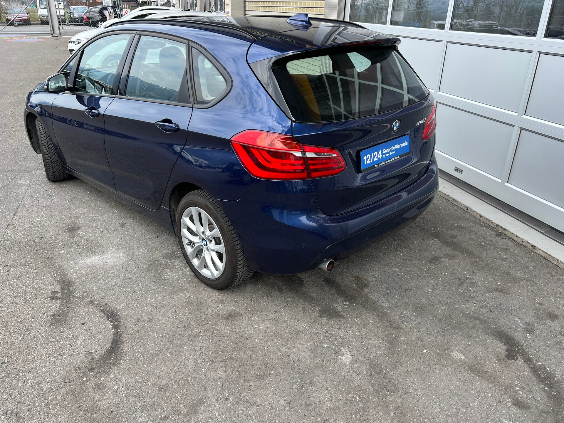 BMW 218d Active Tourer Sport Automatik ** Klima * Navigation * Tempomat * 8 fachbereift * frisch ab MFK * 1 Jahr Garantie möglich **-showroom-element-3