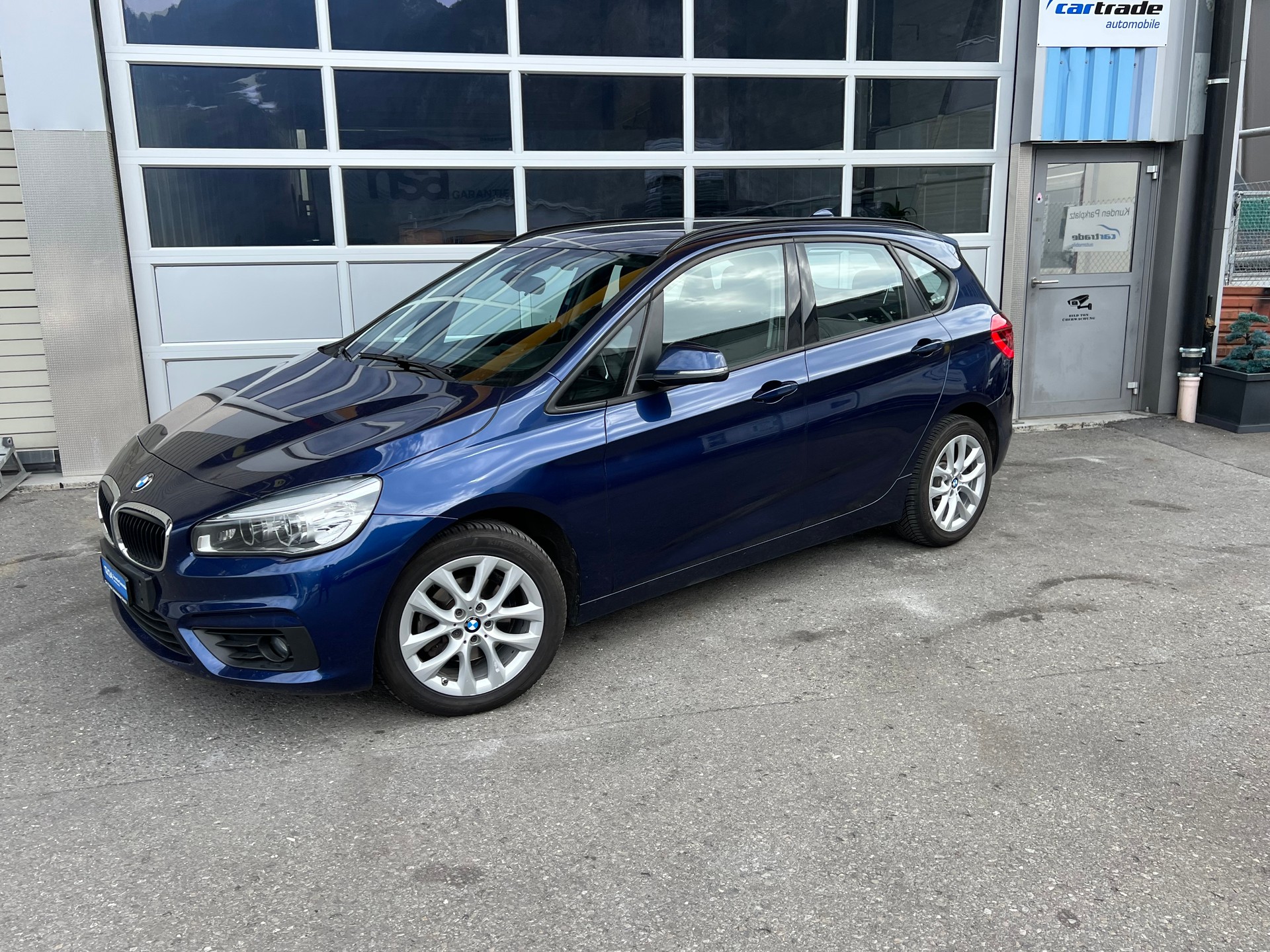 BMW 218d Active Tourer Sport Automatik ** Klima * Navigation * Tempomat * 8 fachbereift * frisch ab MFK * 1 Jahr Garantie möglich **-showroom-element-2
