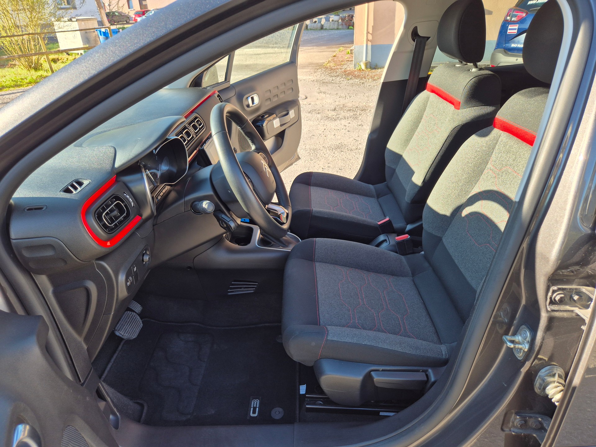 CITROEN C3 1.2i PureTech Shine EAT6-image-10
