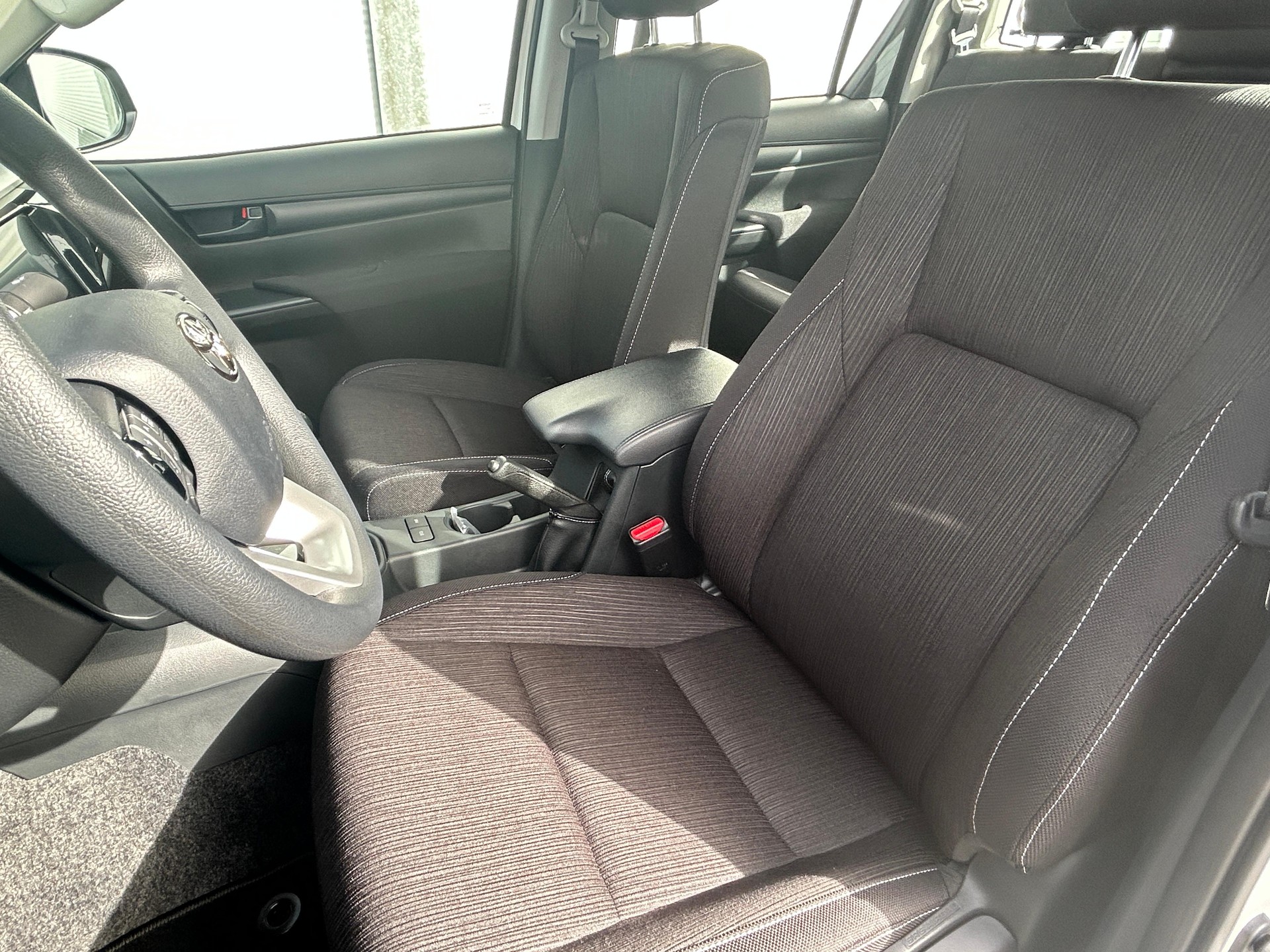 TOYOTA Hilux Double Cab.-Pick-up 2.8 D-4D 204 Comfort-image-6