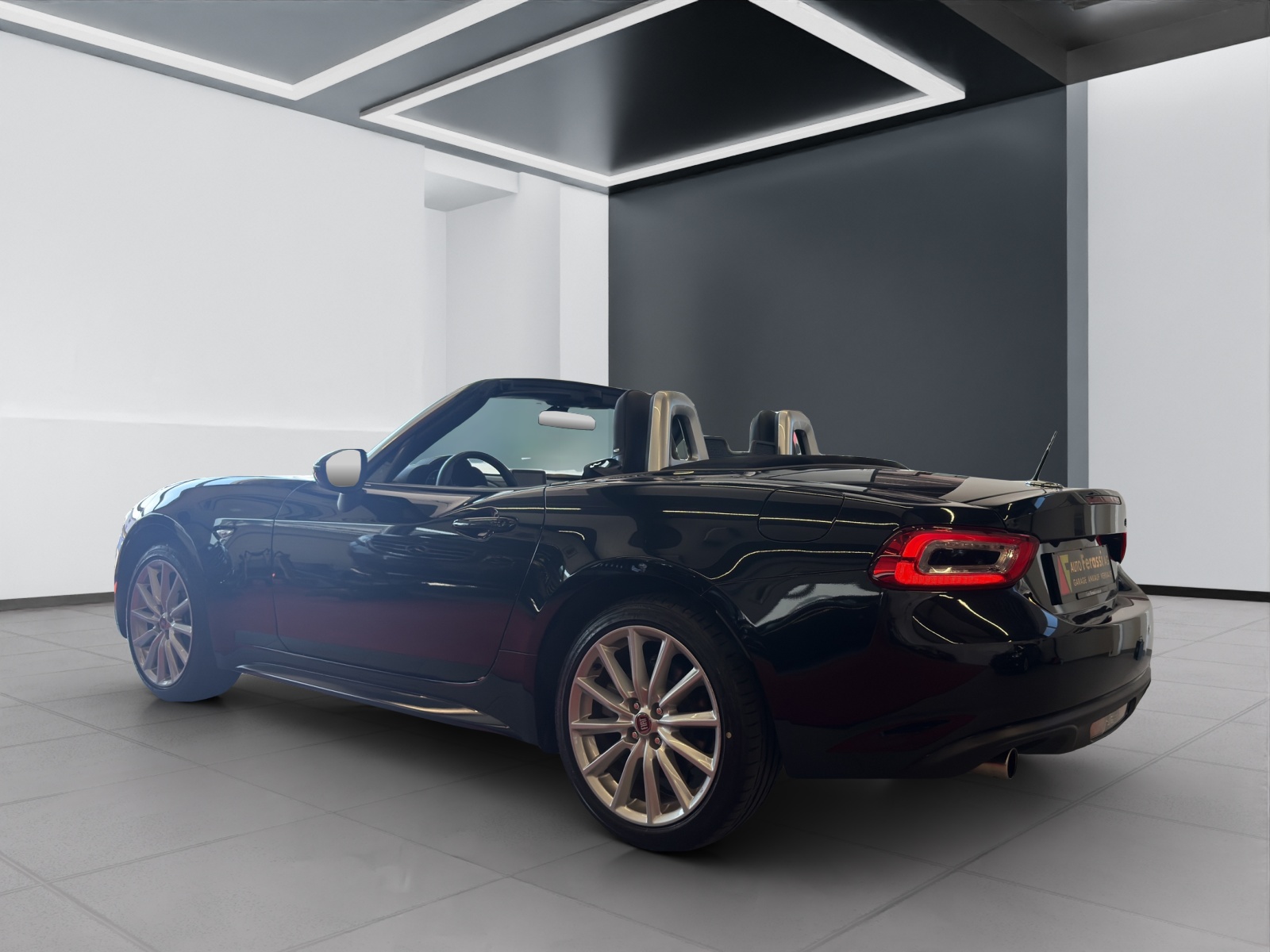 FIAT 124 Spider 1.4 TB Swiss Launch Edition-showroom-element-3